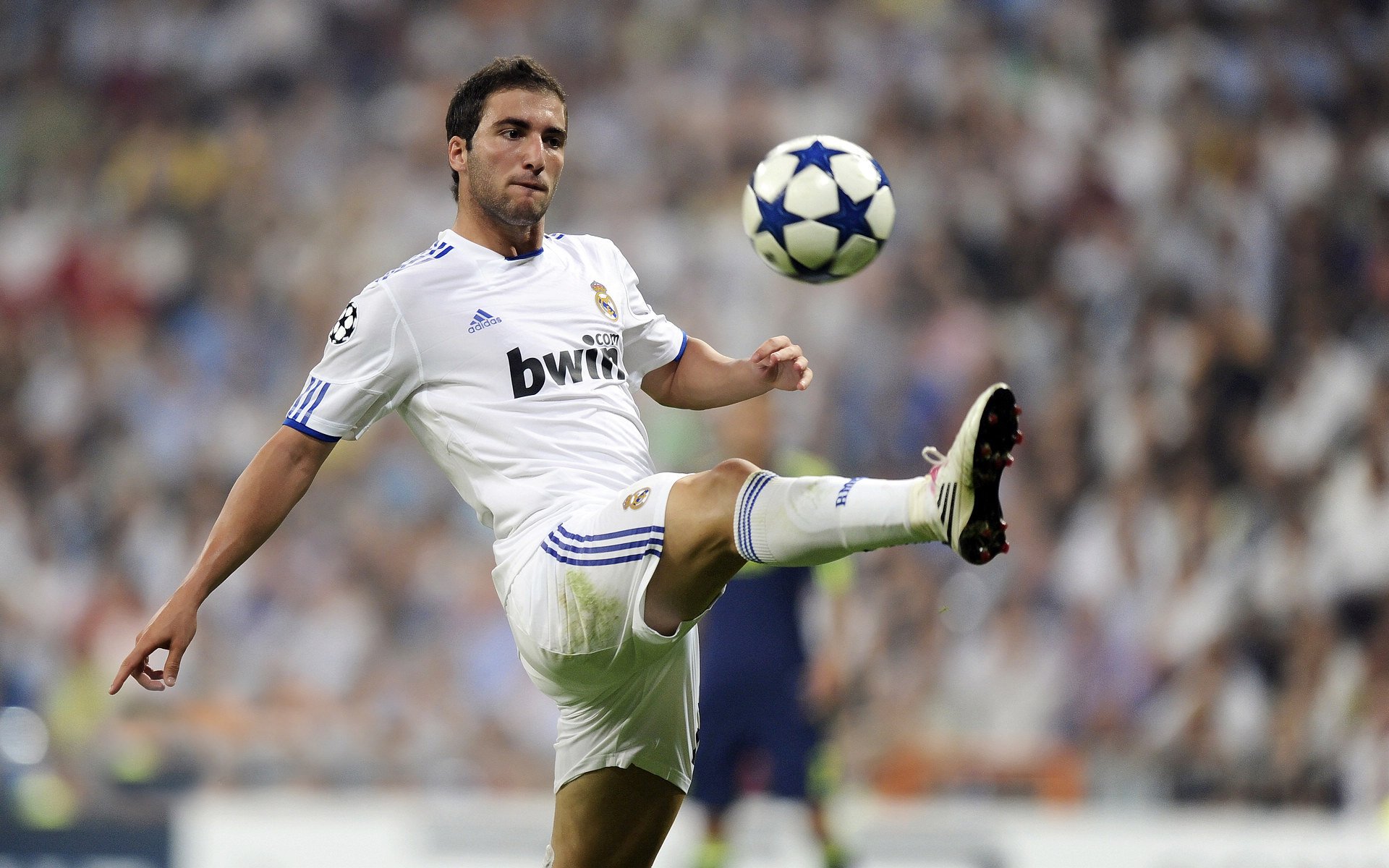 Kaiyun APP-“中超联赛季中转会窗口开启，豪门抢人激烈”，中超转会期时间